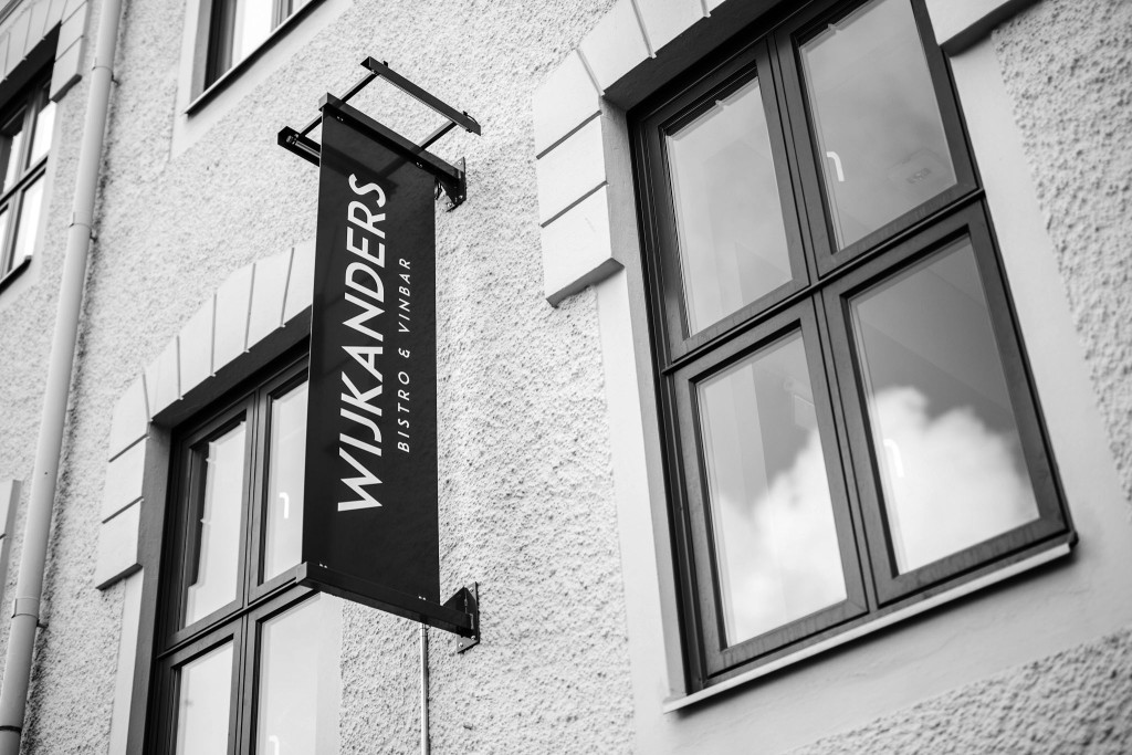 20160425_001_01D_369_BW